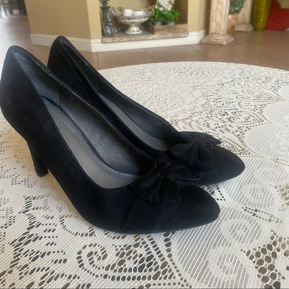 Rialto suede like heels with bow EUC